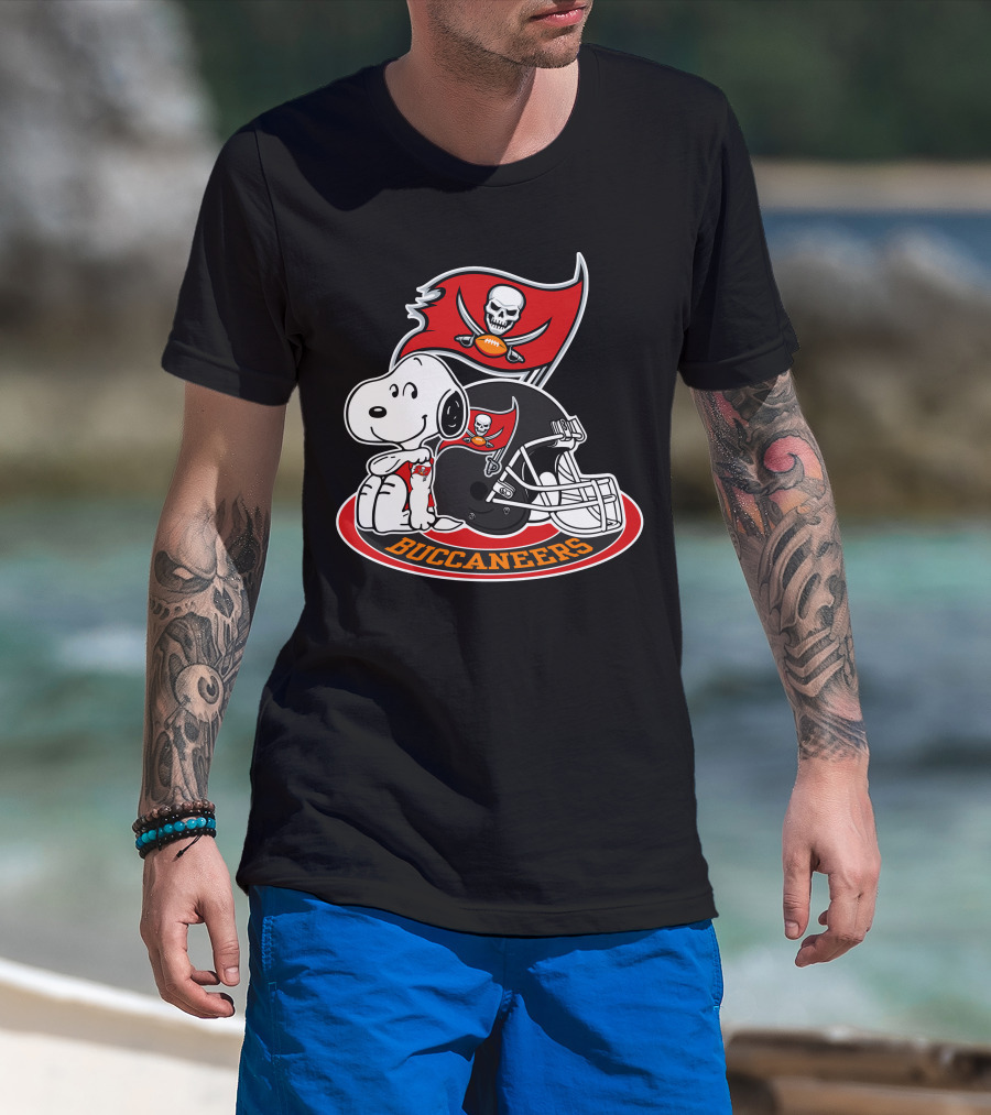 Tampa Bay Buccaneers Snoopy Helmet And Flag T-Shirt