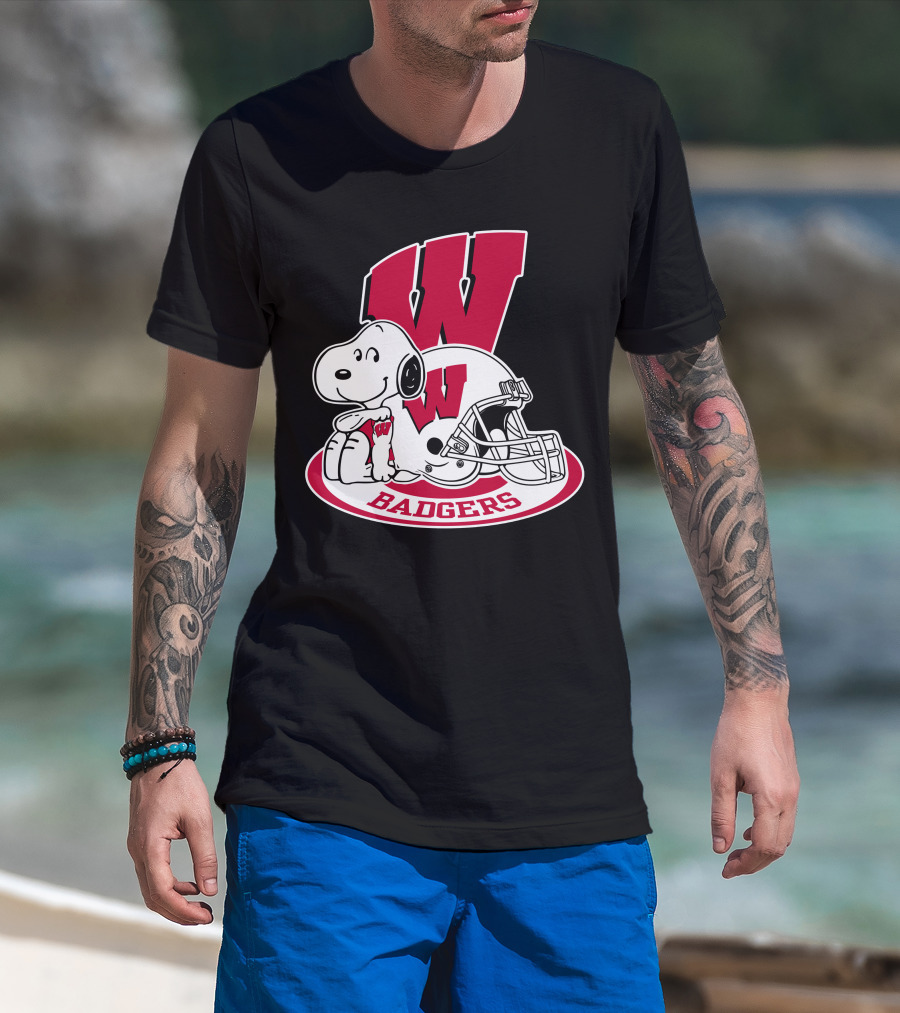 Wisconsin Badgers Snoopy Football Helmet T-Shirt