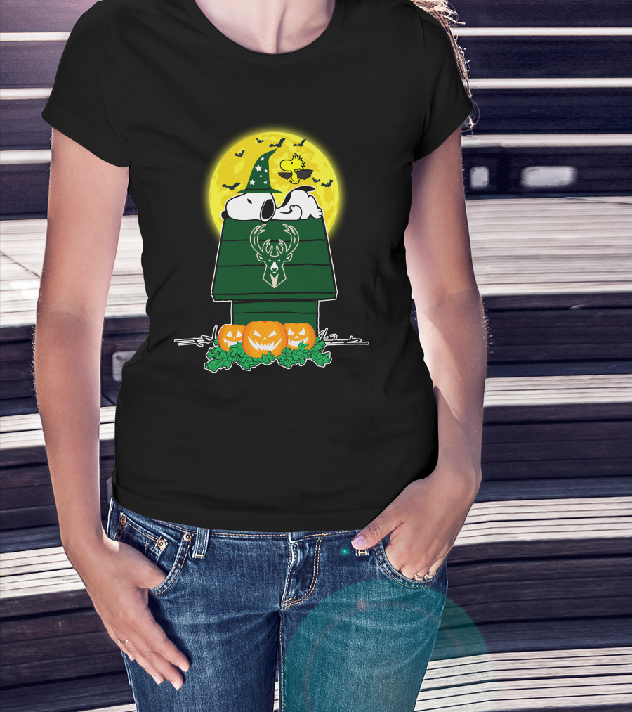 Milwaukee Bucks Snoopy Woodstock Halloween Pumpkins Moon House T-Shirt