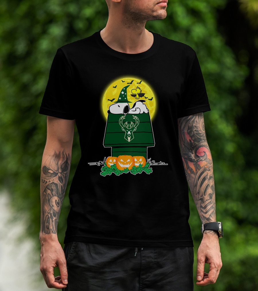 Milwaukee Bucks Snoopy Woodstock Halloween Pumpkins Moon House T-Shirt