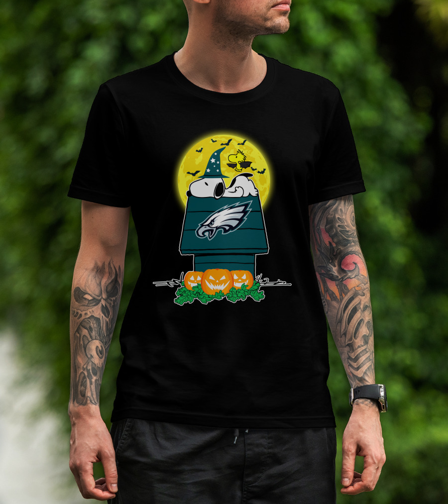 Philadelphia Eagles Halloween Snoopy And Woodstock With Pumpkins And Full Moon T-Shirt