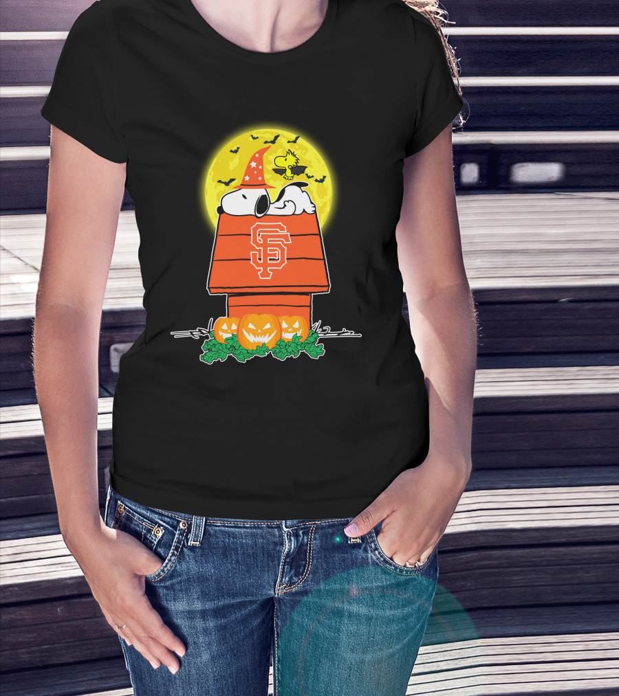 San Francisco Giants Snoopy Woodstock Halloween Moon Pumpkins T-Shirt