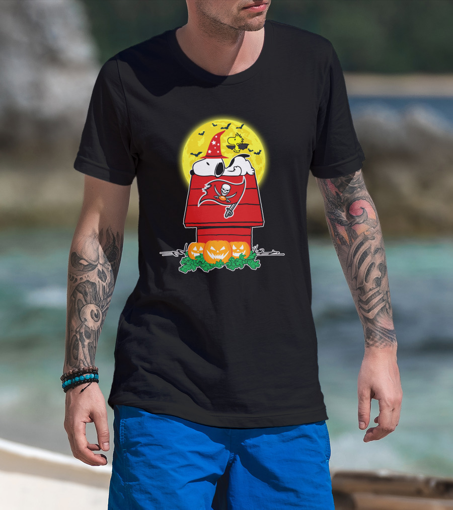 Tampa Bay Buccaneers Snoopy Woodstock Halloween Moon Pumpkins T-Shirt