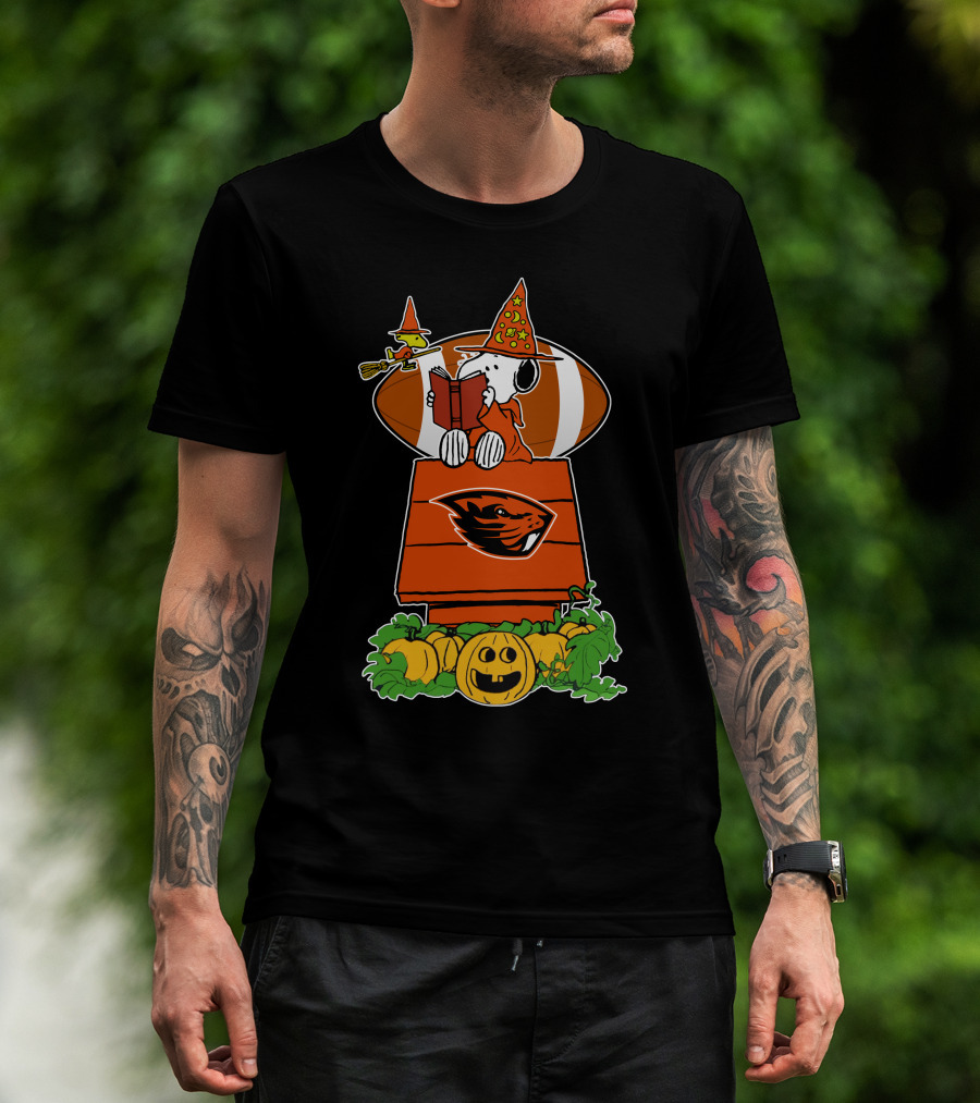 Oregon State Beavers Snoopy Halloween Peanuts Woodstock Football Pumpkin T-Shirt