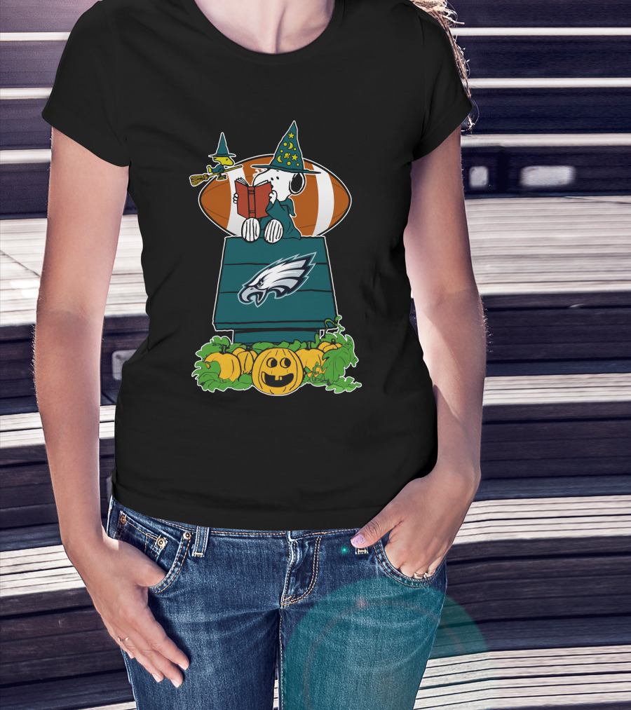 Philadelphia Eagles Snoopy Halloween Witch And Football Pumpkin Scene T-Shirt