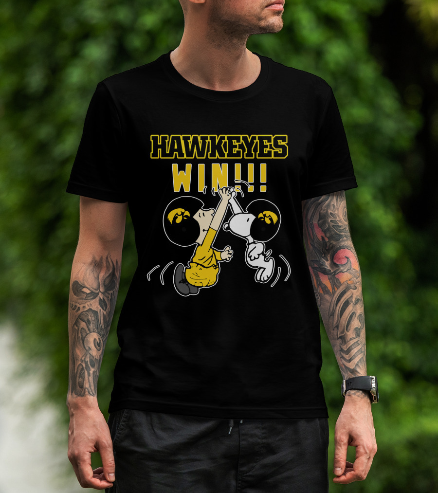 Hawkeyes Win High-Five Peanuts Characters With Iowa Helmets T-Shirt