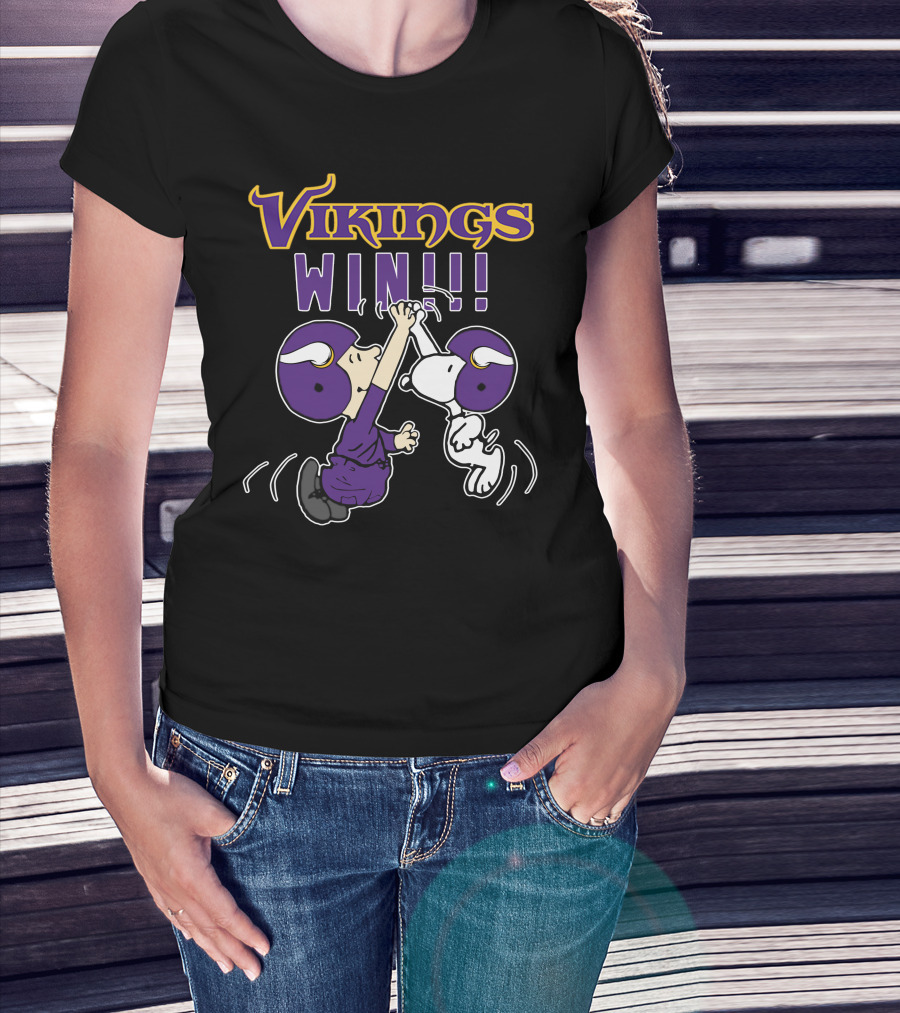 Vikings Win Peanuts High Five Celebration T-Shirt