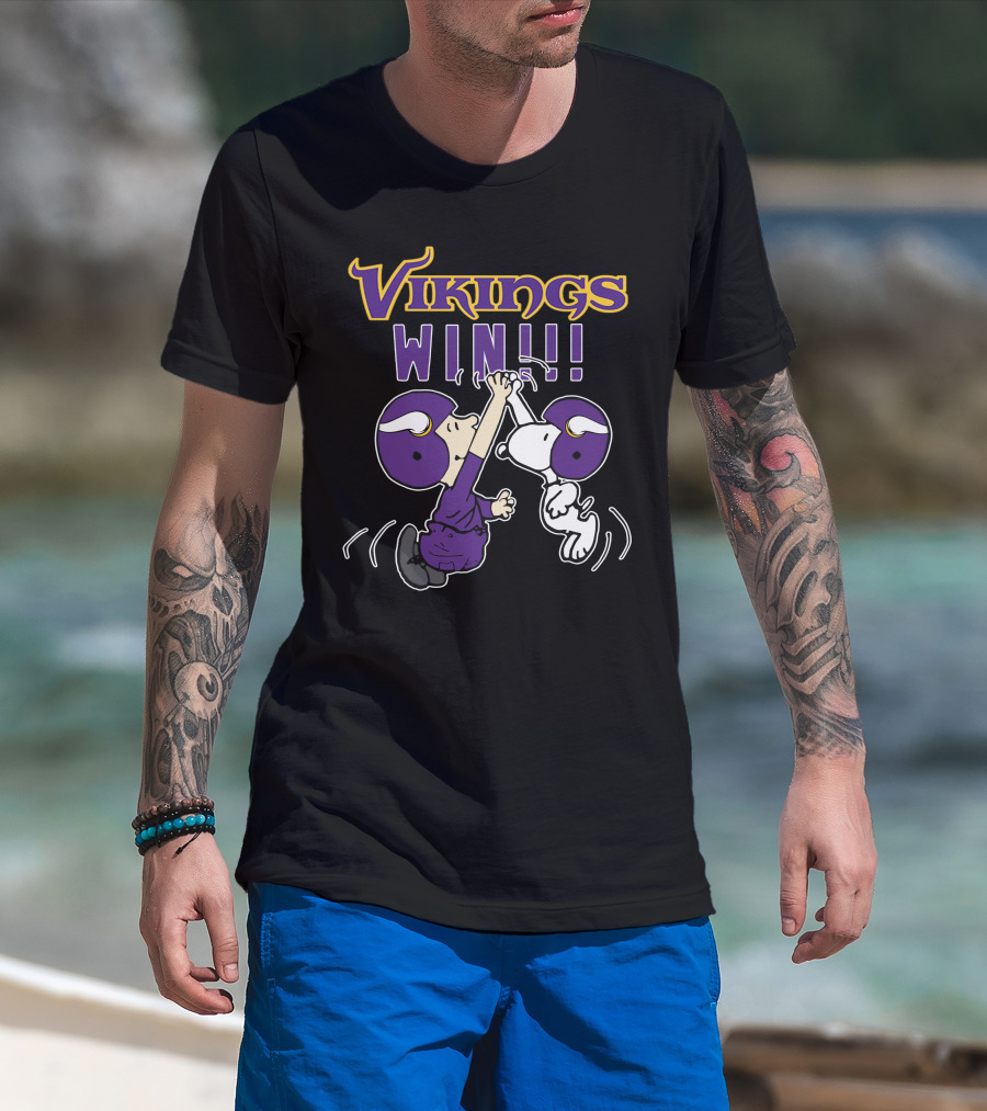 Vikings Win Peanuts High Five Celebration T-Shirt