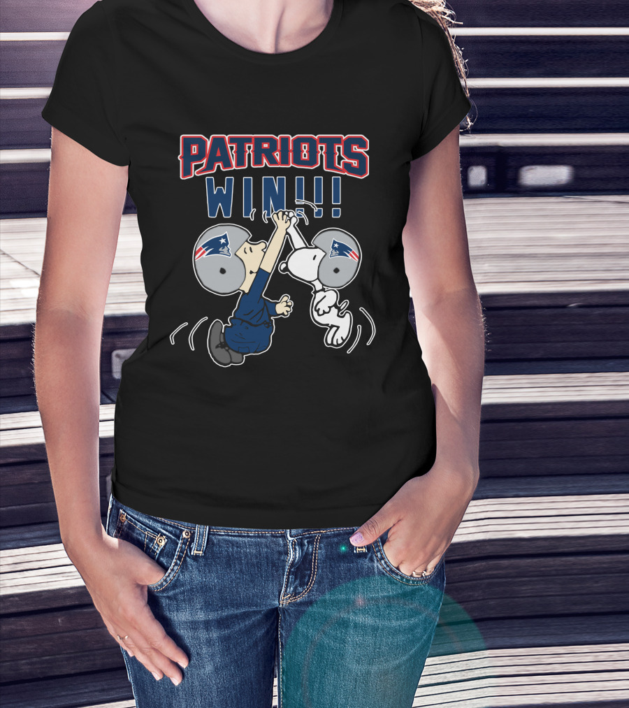 Patriots Win Snoopy High-Five Celebration T-Shirt