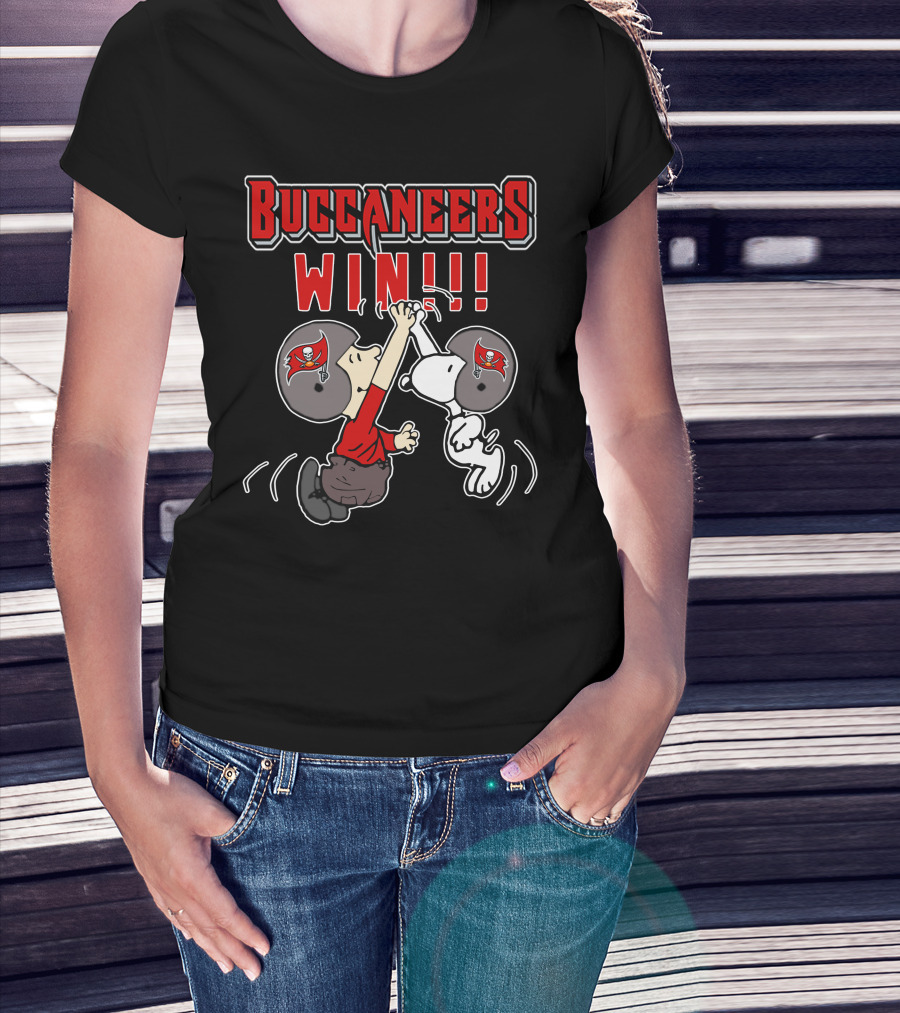 Buccaneers Win Snoopy High-Fiving Football Victory T-Shirt