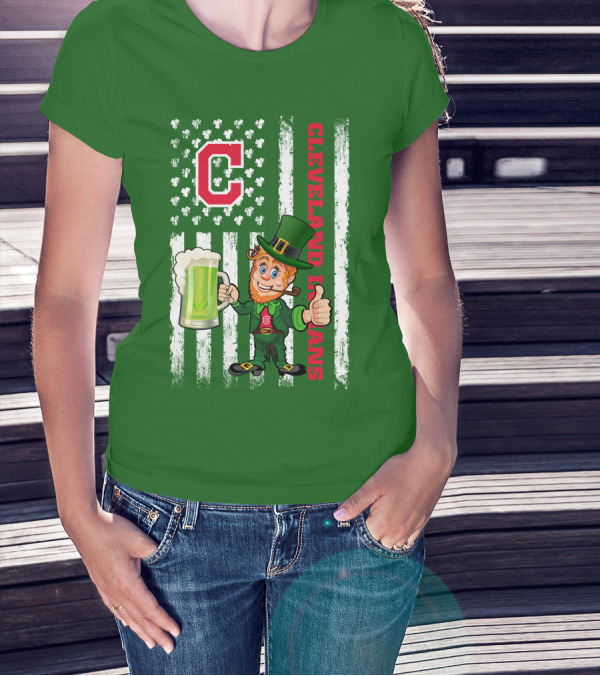 Cleveland Indians St Patrick's Day Leprechaun With Shamrock Flag And Beer Mug T-Shirt