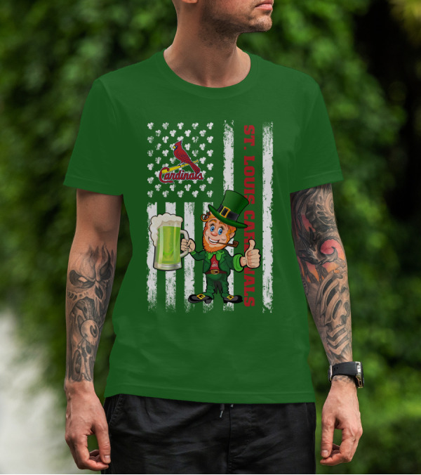 St. Louis Cardinals St Patrick's Day Leprechaun Beer Cheers With Shamrock Flag T-Shirt