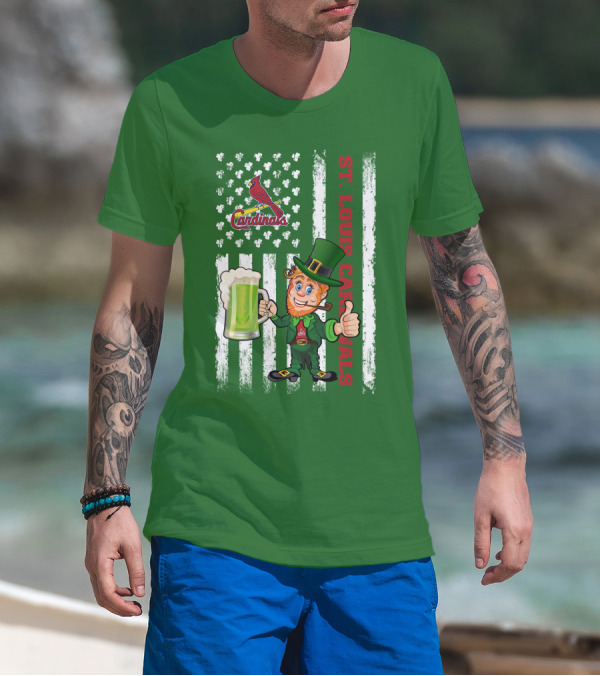 St. Louis Cardinals St Patrick's Day Leprechaun Beer Cheers With Shamrock Flag T-Shirt