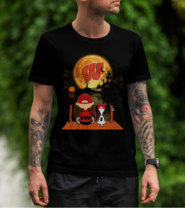 Wisconsin Badgers Halloween Charlie Brown And Snoopy Pumpkin Moon Scene T-Shirt