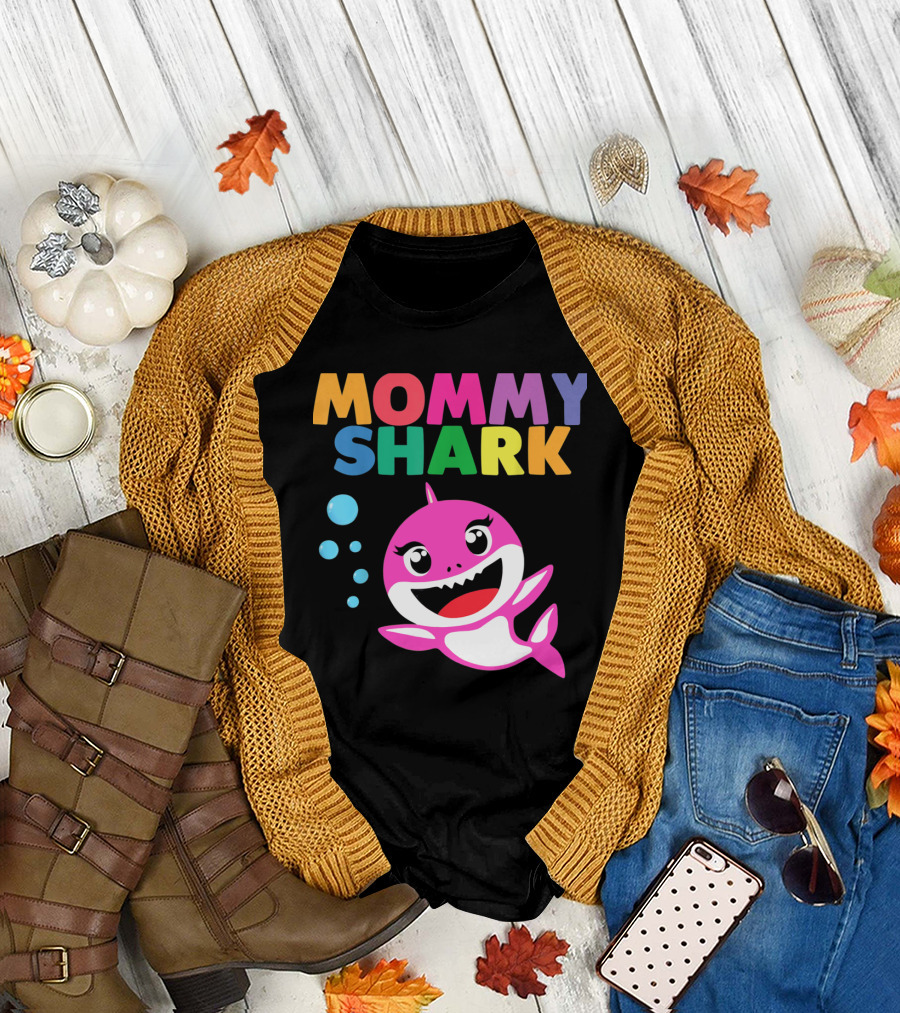 MOMMY SHARK Pink Cartoon with Bubbles T-Shirt