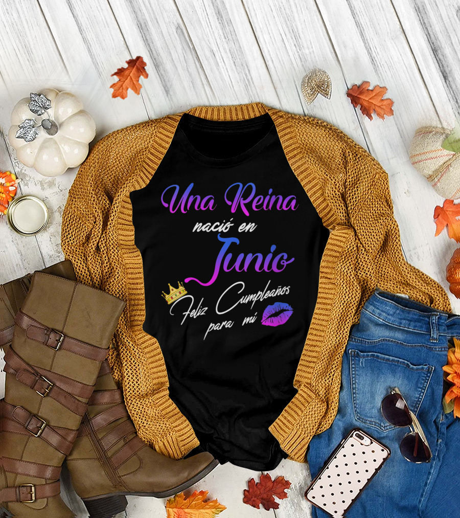 Una Reina Nació En Junio Feliz Cumpleaños Para Mi 👑💋 T-Shirt