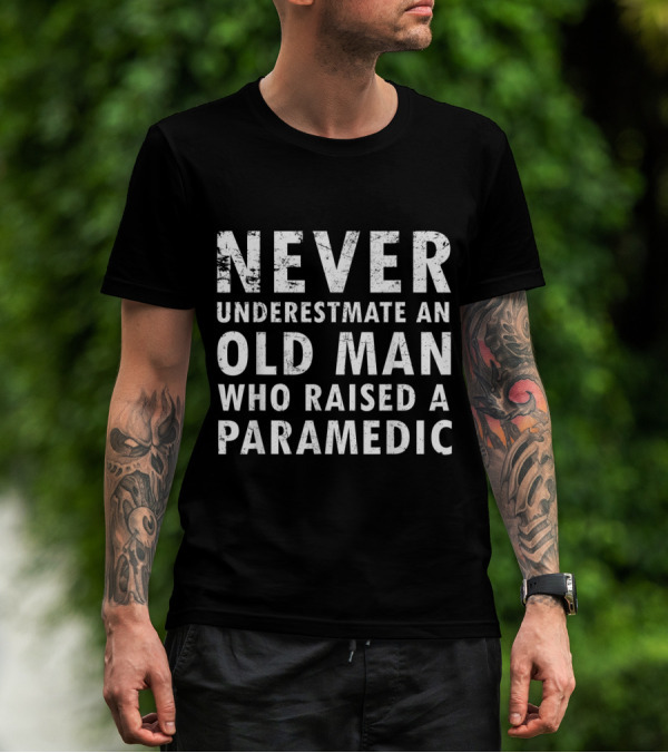 NEVER UNDERESTIMATE AN OLD MAN WHO RAISED A PARAMEDIC T-Shirt