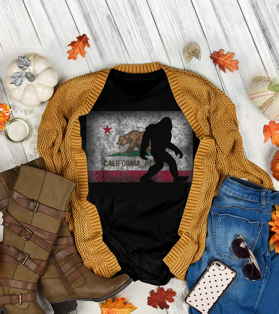 California Republic Flag Sasquatch Silhouette Bigfoot T-Shirt