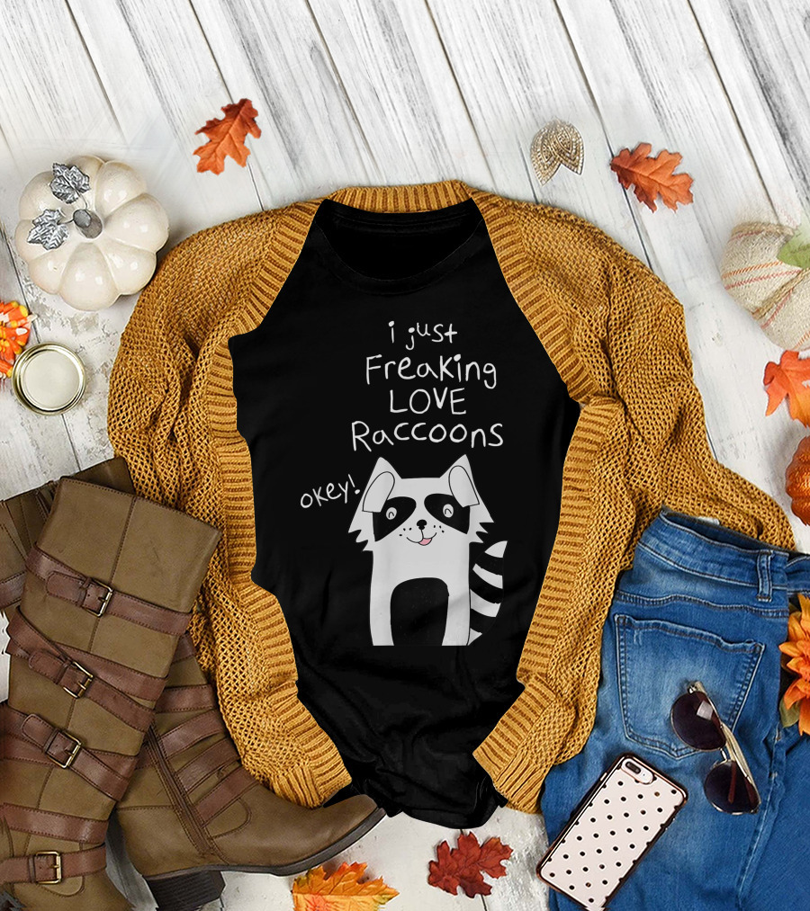 i just Freaking LOVE Raccoons okey T-Shirt