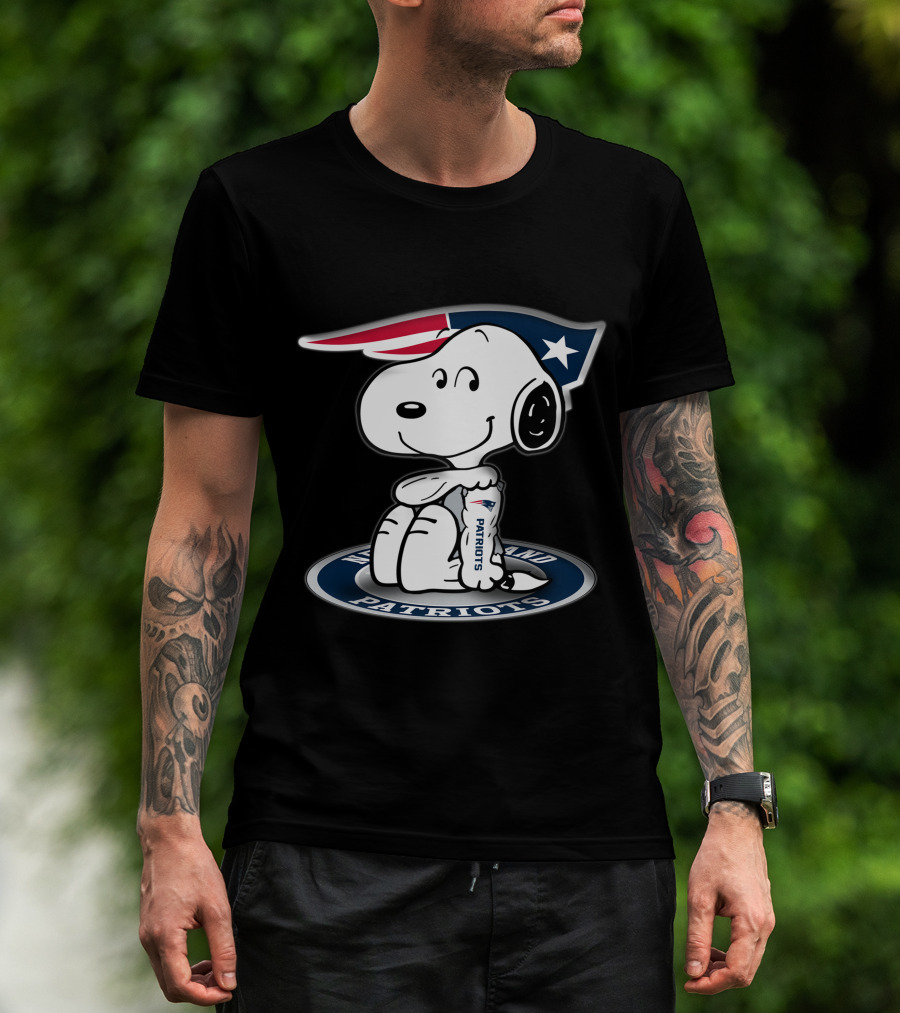 Snoopy New England Patriots Fan With Team T-Shirt