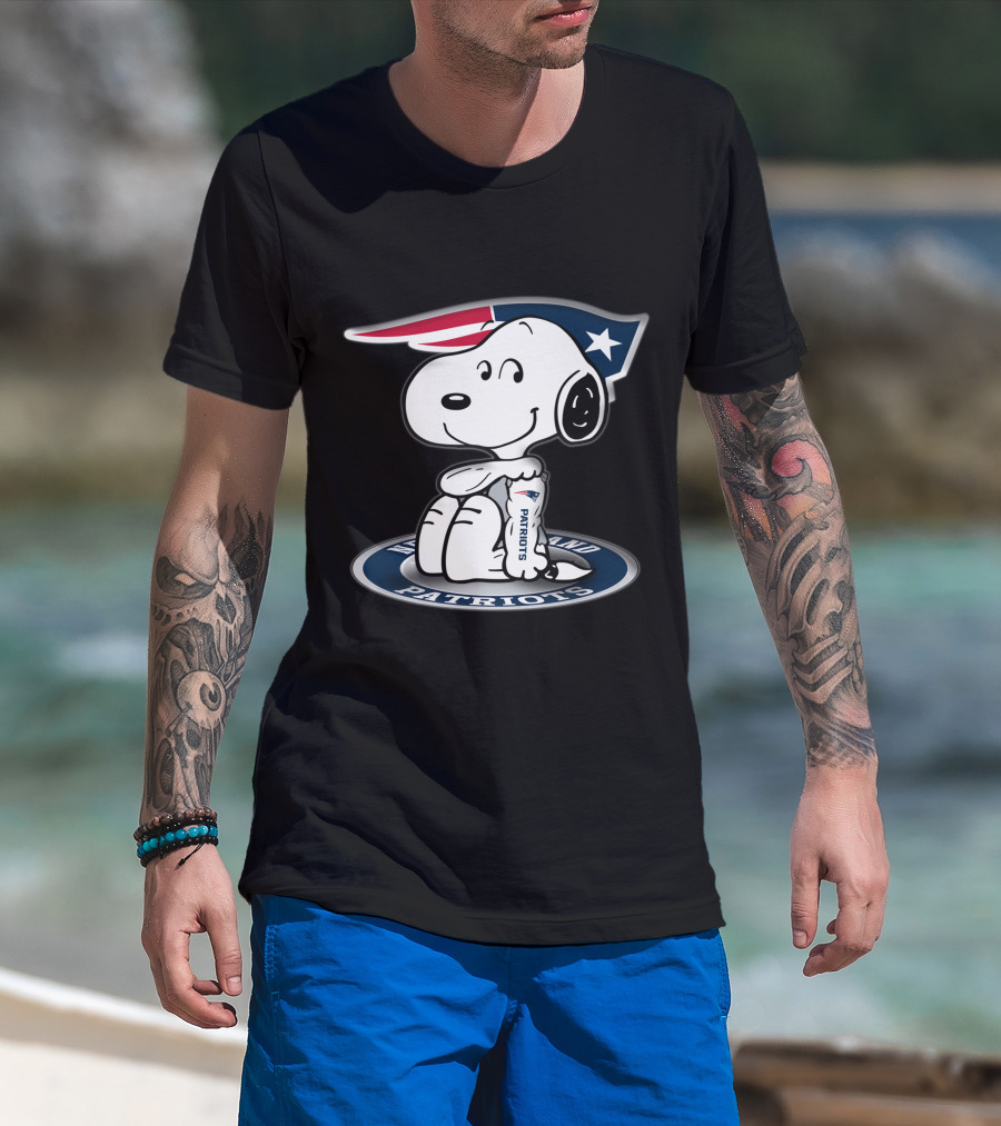 Snoopy New England Patriots Fan With Team T-Shirt