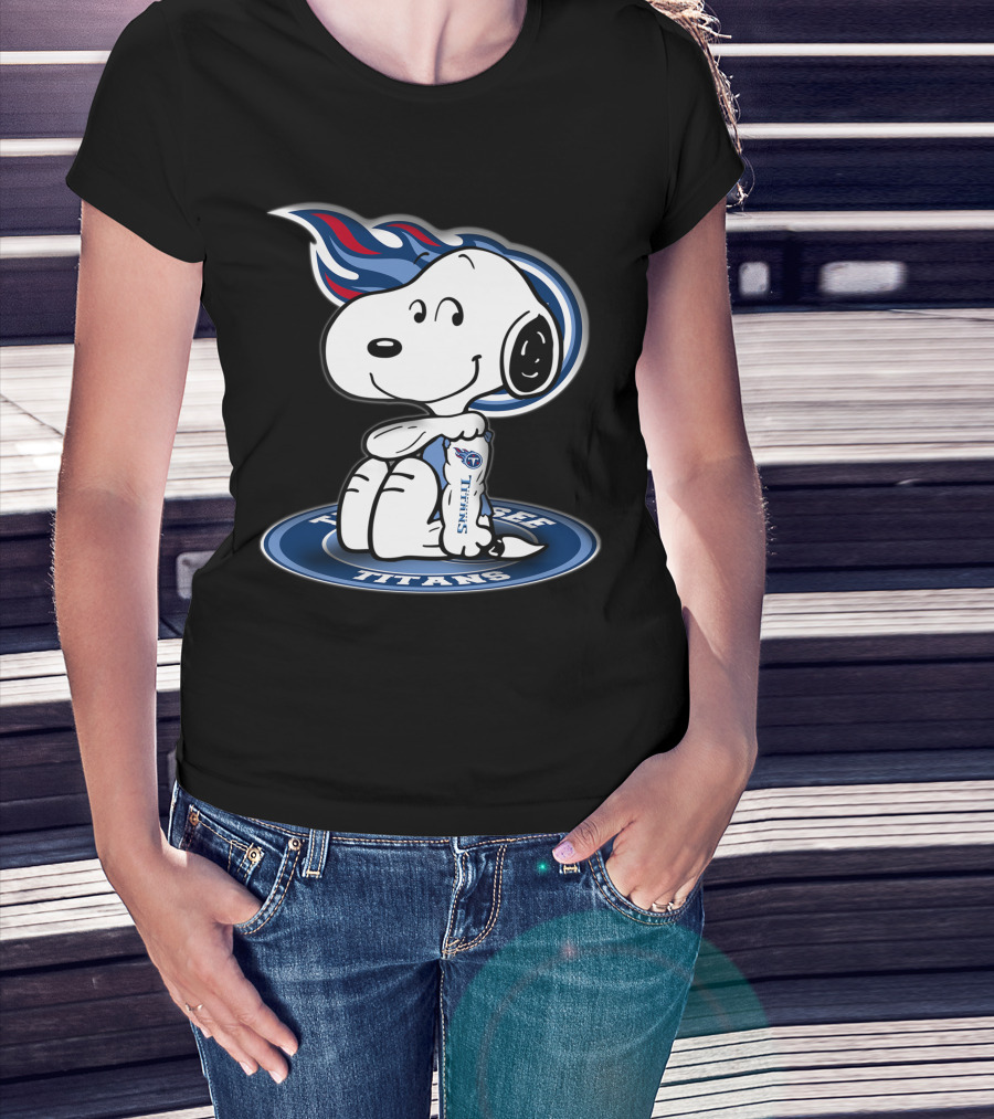 Tennessee Titans Snoopy Holding Football T-Shirt