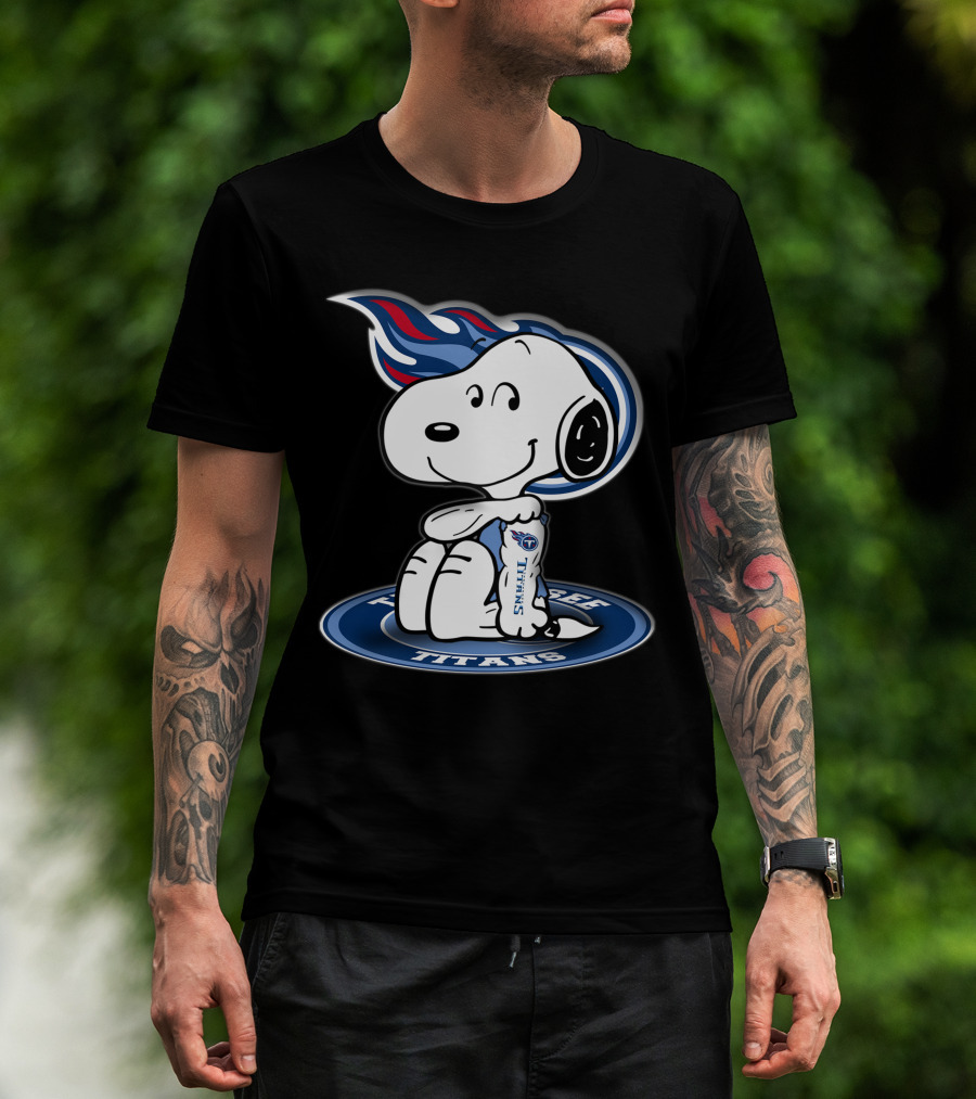 Tennessee Titans Snoopy Holding Football T-Shirt