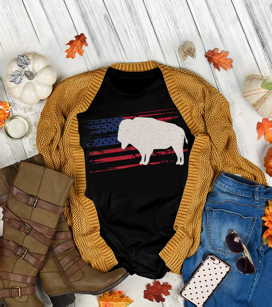 American Buffalo Silhouette with Distressed US Flag Background T-Shirt