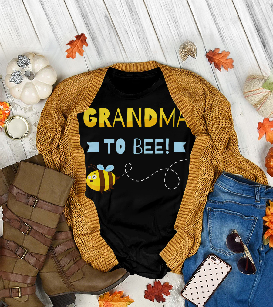 GRANDMA TO BEE Pregnancy Announcement With Bumblebee T-Shirt