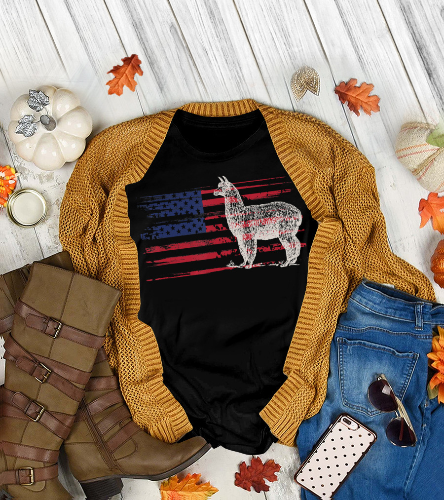 Alpaca Vicuna with US American Flag in Rustic T-Shirt