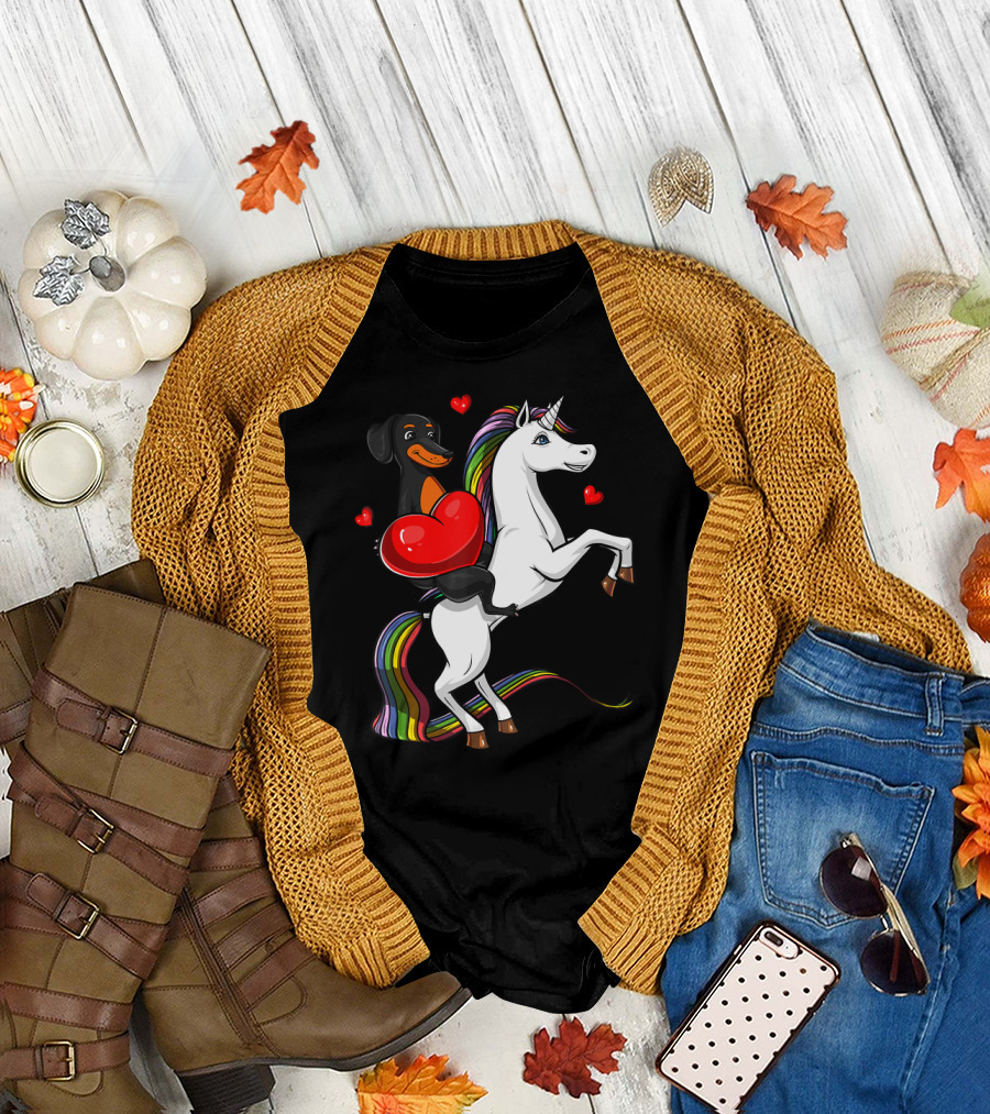 Dachshund Wiener Dog Hugging Heart Riding Rainbow Unicorn Valentin T-Shirt