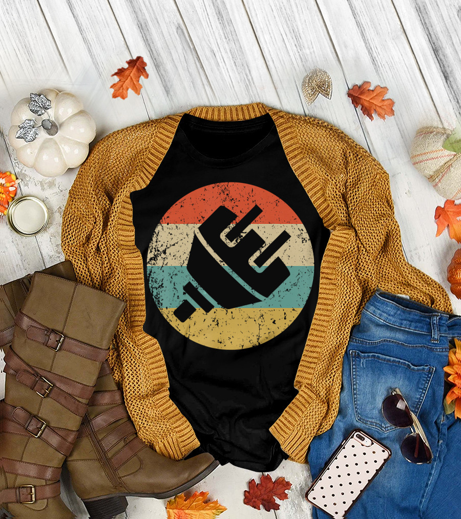 Electrician Vintage Electri Plug Retro Distressed Circle T-Shirt
