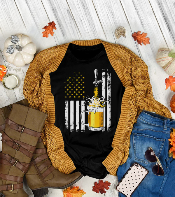 Retro Craft Beer Pouring From Tap Into Mug With American Flag Background T-Shirt