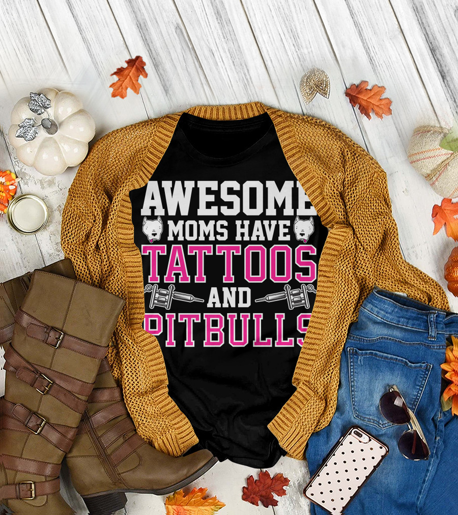 AWESOME MOMS HAVE TATTOOS AND PITBULLS WITH TATTOO MACHINES AND PITBULL HEADS T-Shirt