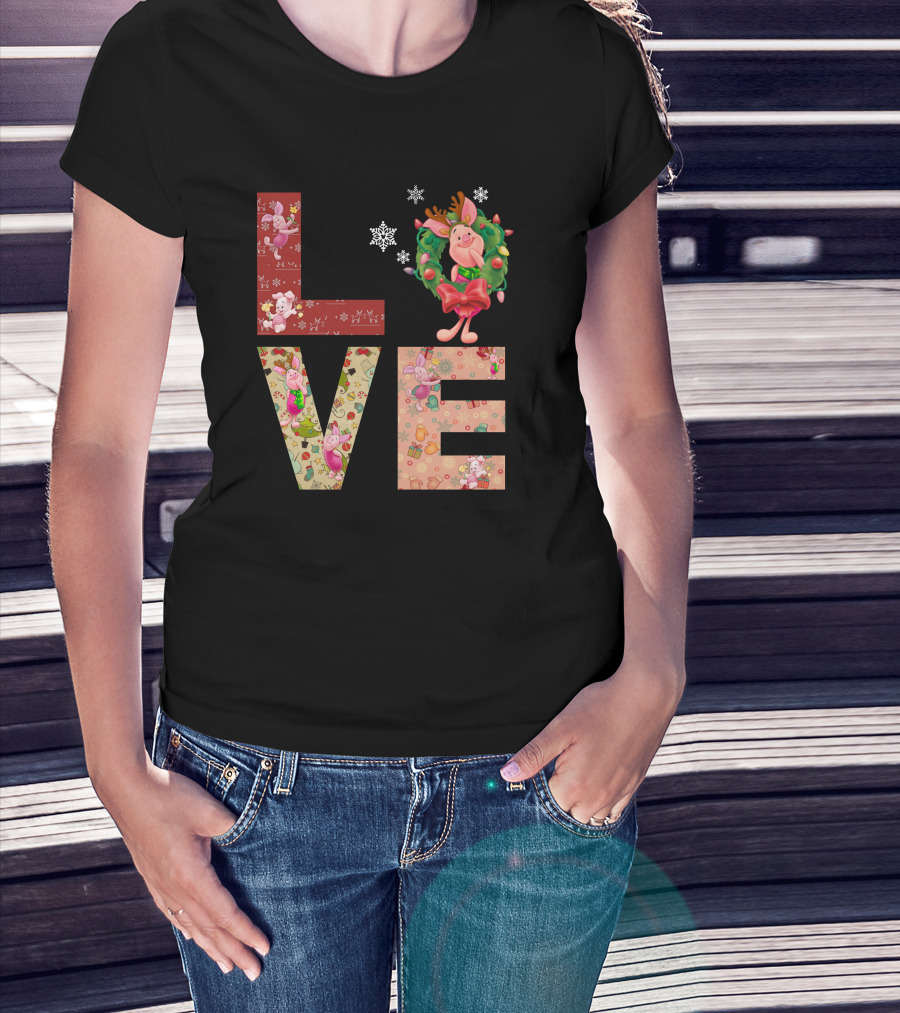 Love Christmas Piglet Reindeer Wreath Fun Snowflakes T-Shirt