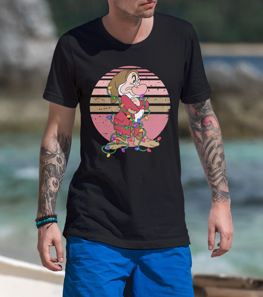 Grumpy Dwarf Wrapped In Christmas Lights Retro Sunset Style T-Shirt