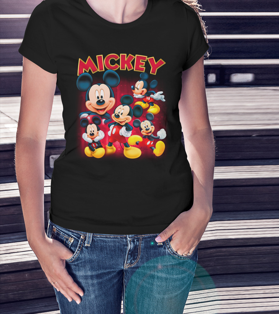 Mickey Czerwono-Żółty Napis Z Kilkoma Klasycznymi Postaciami W Różnych Pozach Na Ciemnym Tle T-Shirt