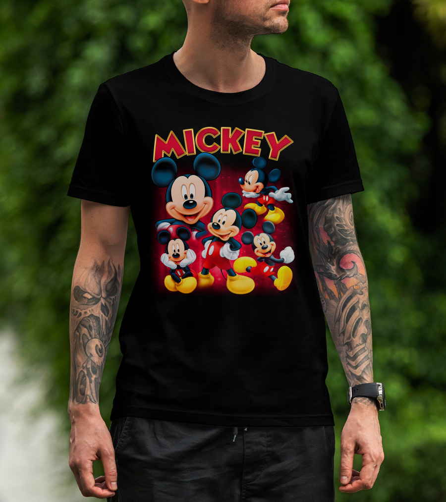 Mickey Czerwono-Żółty Napis Z Kilkoma Klasycznymi Postaciami W Różnych Pozach Na Ciemnym Tle T-Shirt