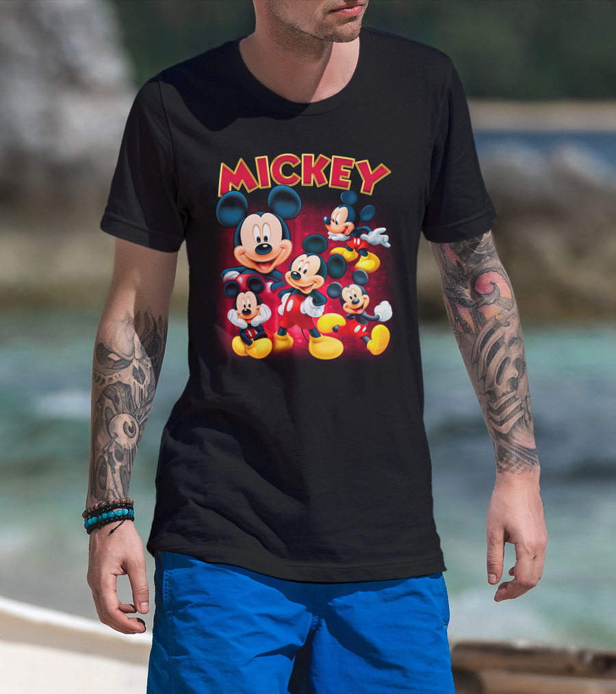 Mickey Czerwono-Żółty Napis Z Kilkoma Klasycznymi Postaciami W Różnych Pozach Na Ciemnym Tle T-Shirt