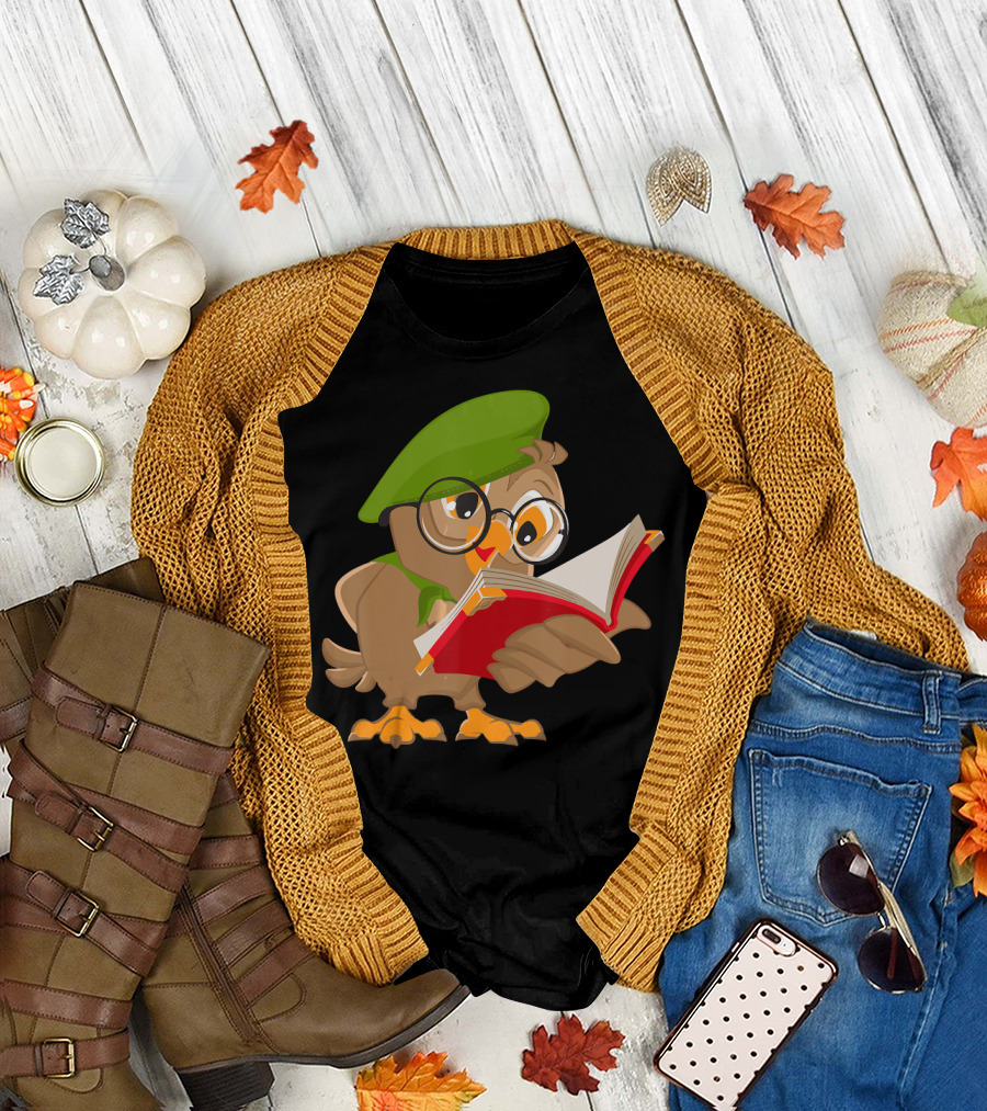 Cute Owl Reading Books Funny Bo Adorable Glasses and Green Beret T-Shirt
