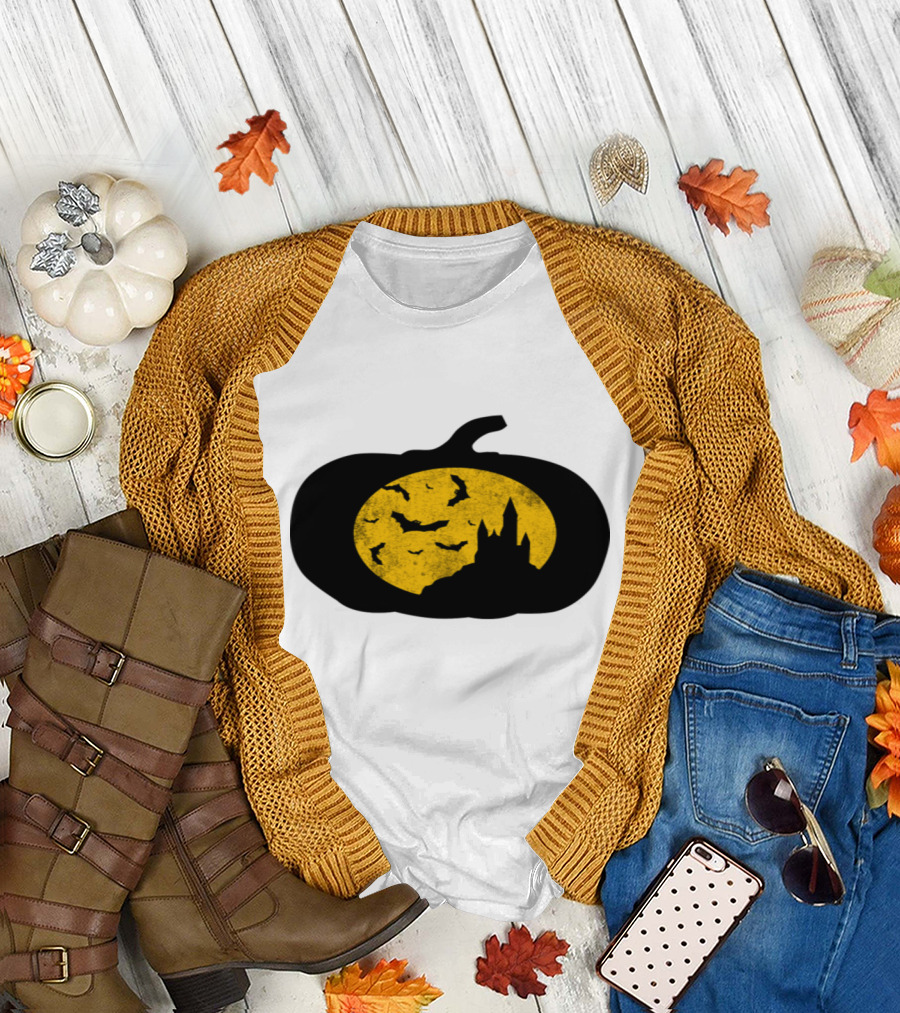 Creepy Castle Halloween Pumpkin Silhouette with Bats T-Shirt