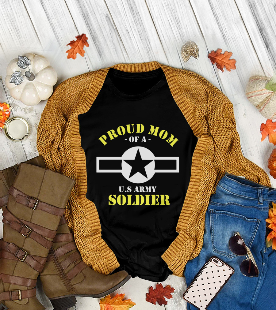 PROUD MOM OF A U.S. ARMY SOLDIER STAR BADGE MILITARY T-Shirt