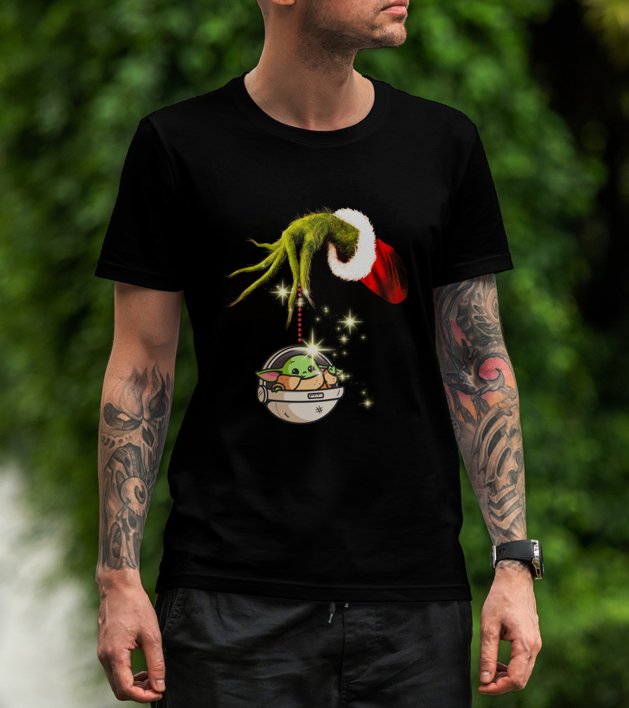 Grinch Hand Holding Baby Yoda Christmas T-Shirt