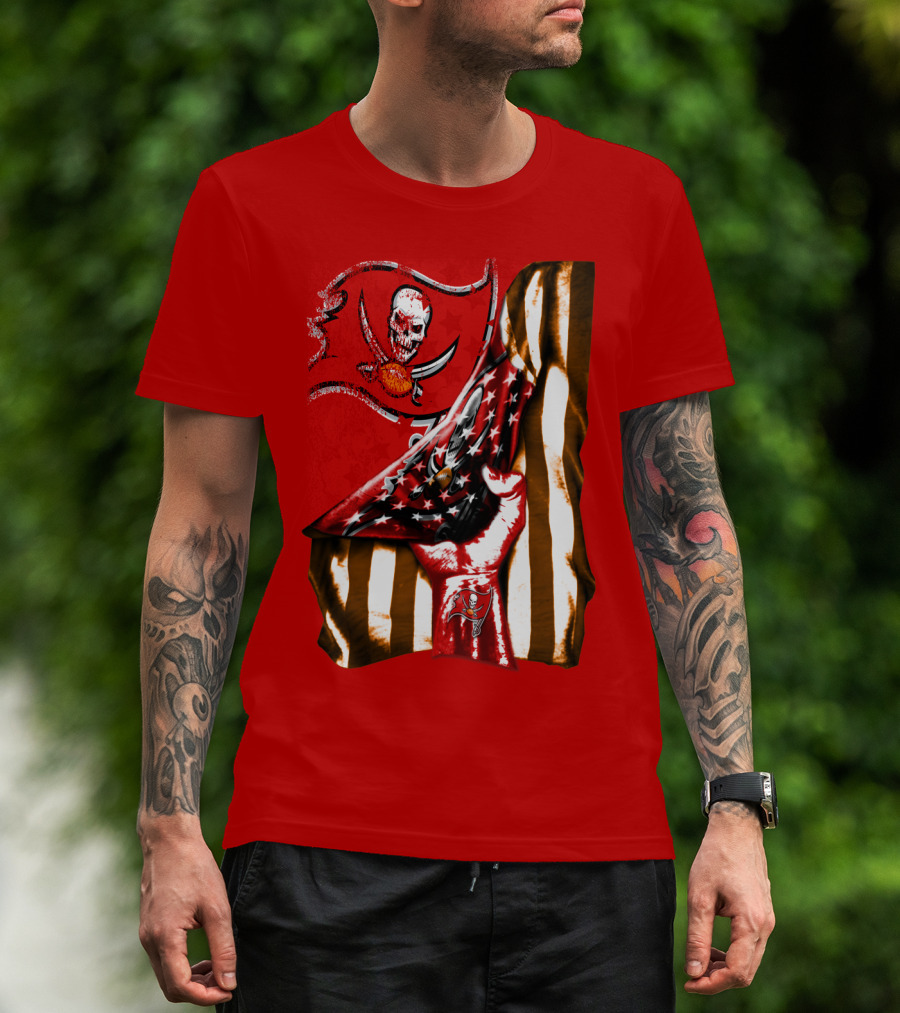 Tampa Bay Buccaneers Skull Flag And Hand With Stars And Stripes T-Shirt