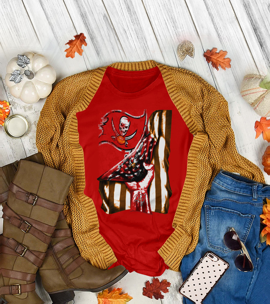 Tampa Bay Buccaneers Skull Flag And Hand With Stars And Stripes T-Shirt