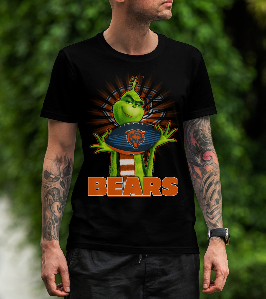 Grinch With Chicago Bears Football T-Shirt