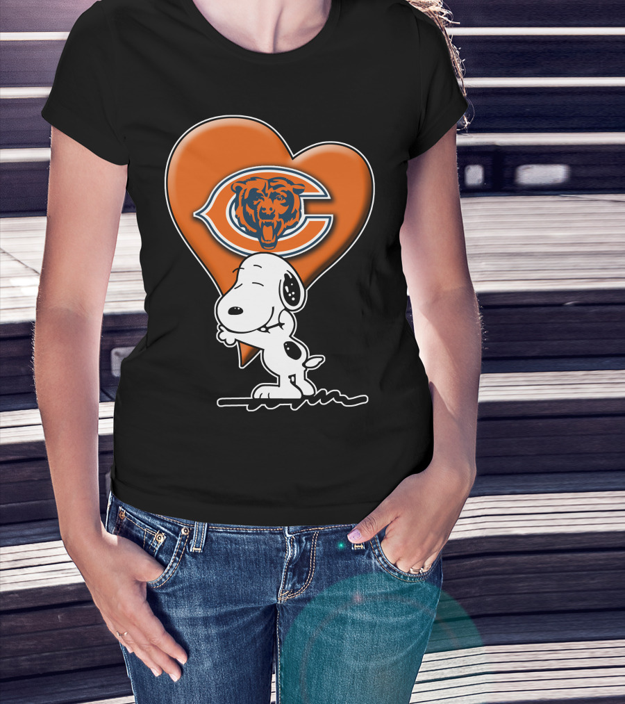 Snoopy Heart Chicago Bears Retro Logo Hug T-Shirt