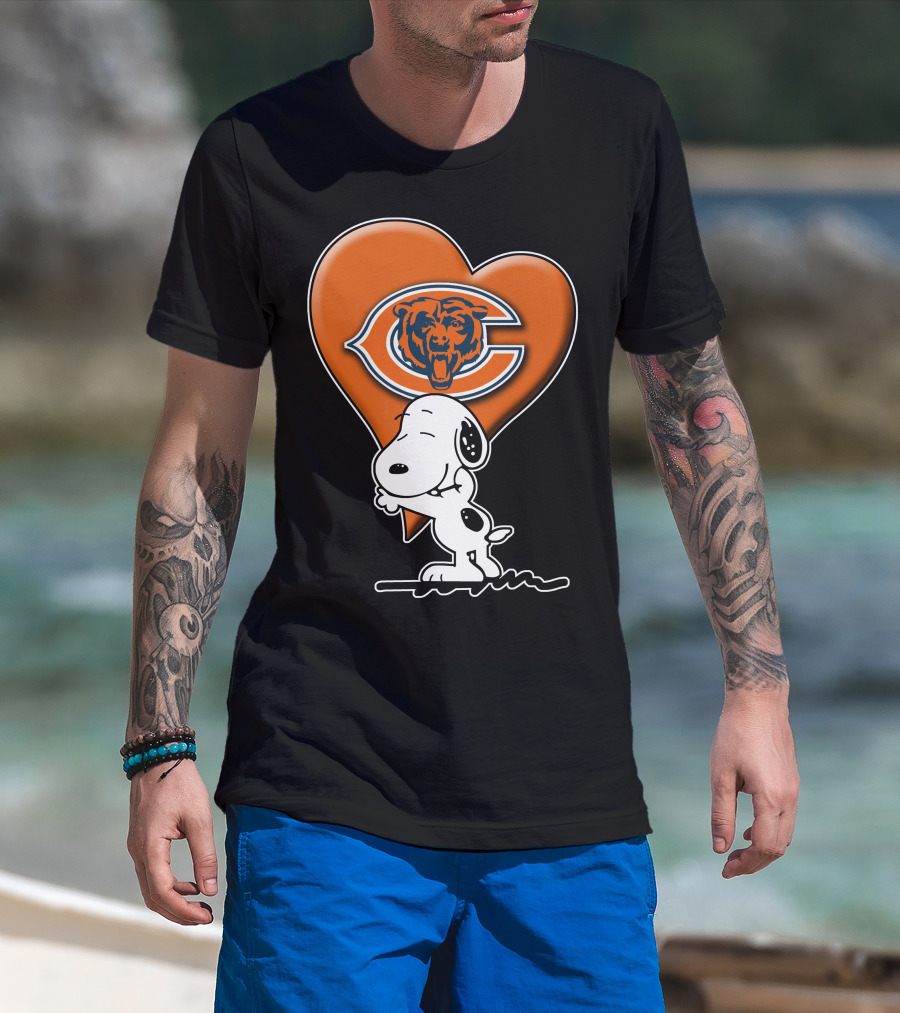 Snoopy Heart Chicago Bears Retro Logo Hug T-Shirt
