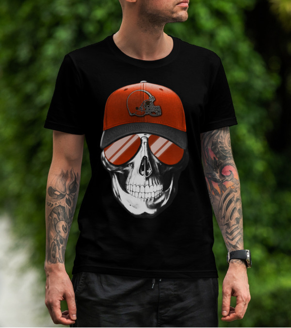 Skull With Cleveland Browns Helmet And Reflective Glasses T-Shirt