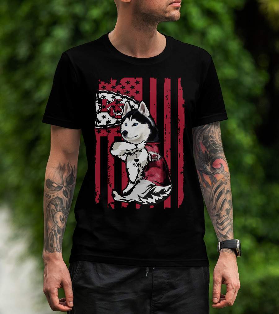 Siberian Husky Wearing Kansas City Chiefs Jersey With Flag Background Mom T-Shirt